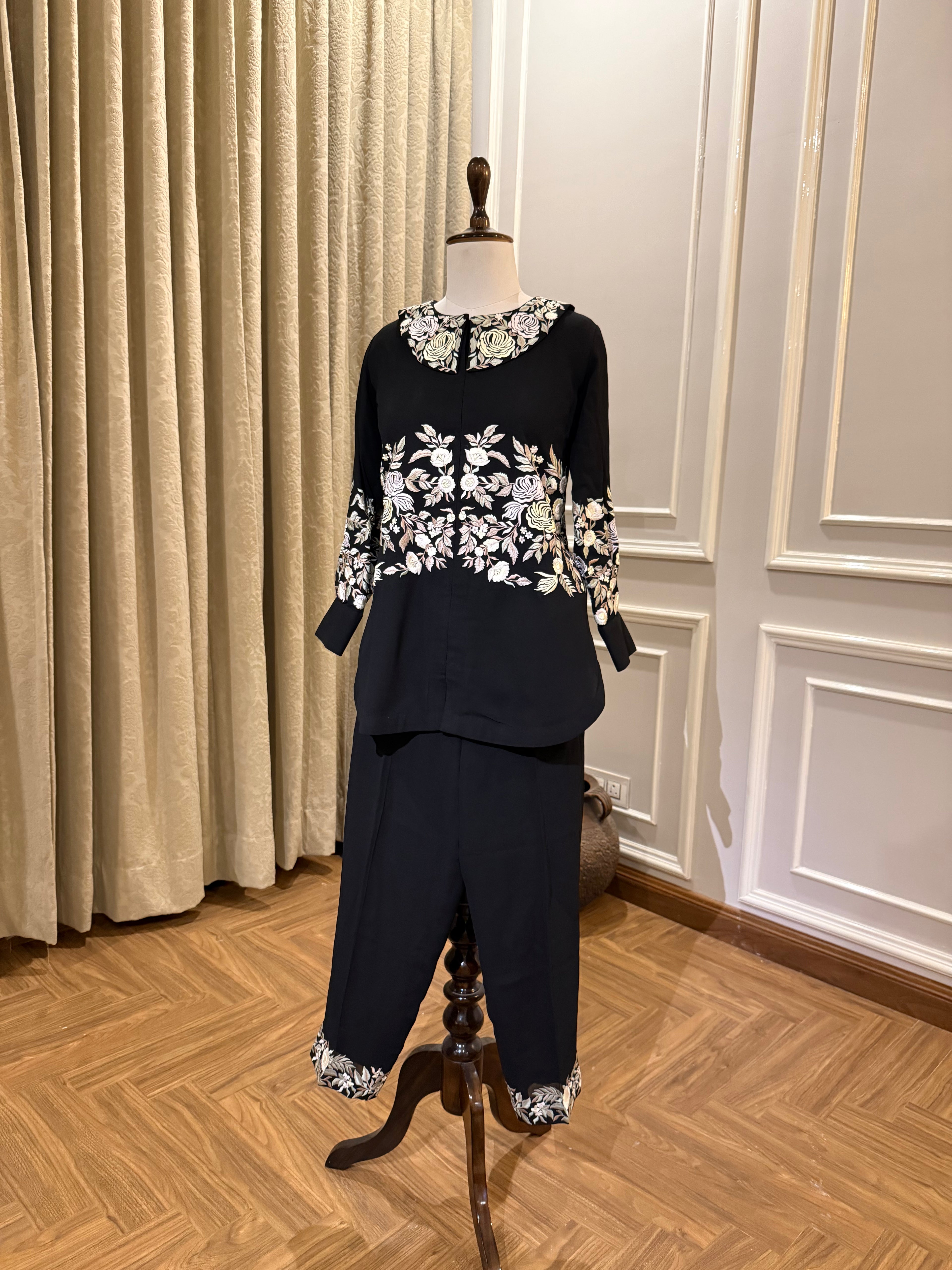Gul - Contrast embroidery co-ord set