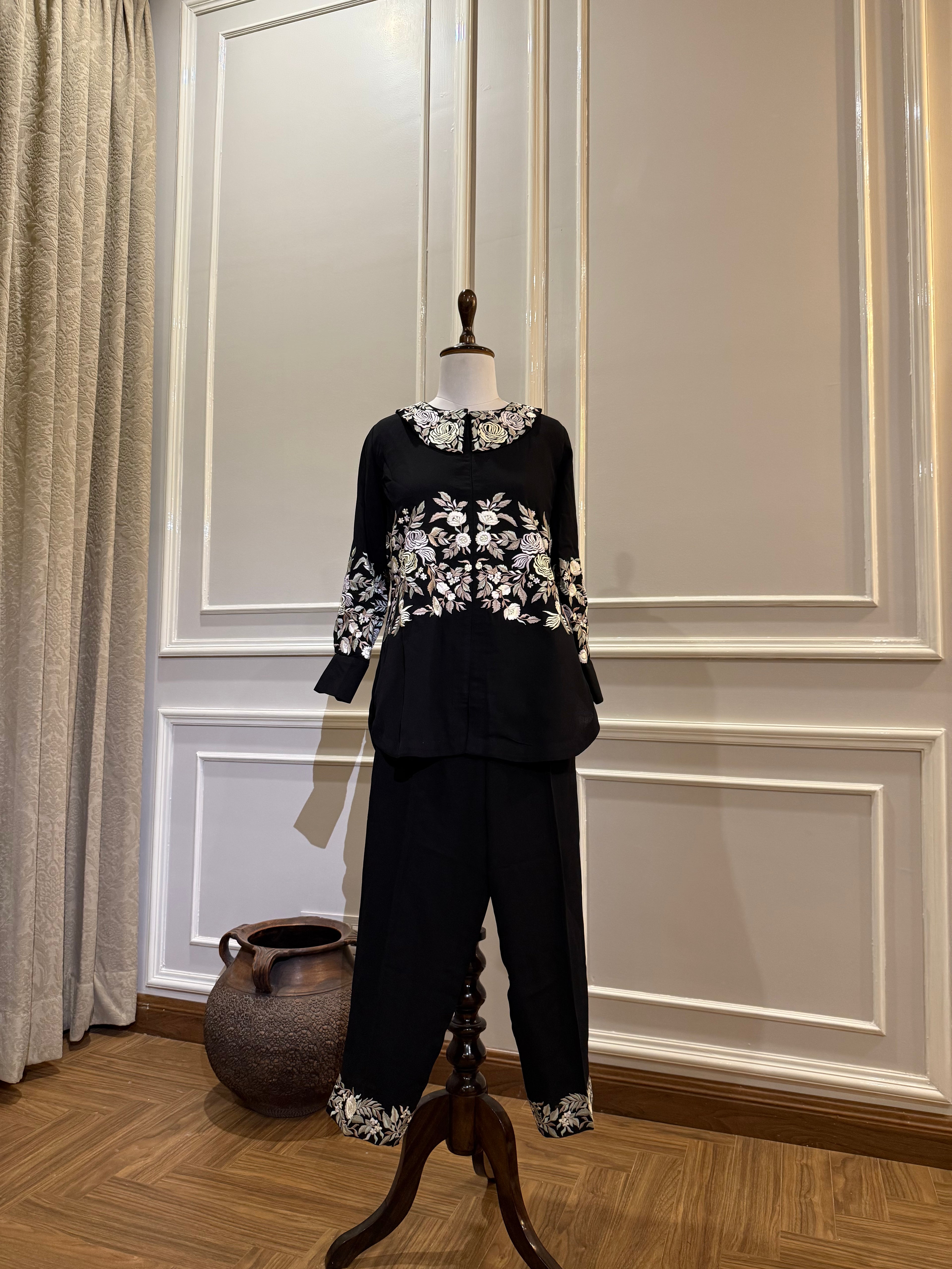 Gul - Contrast embroidery co-ord set
